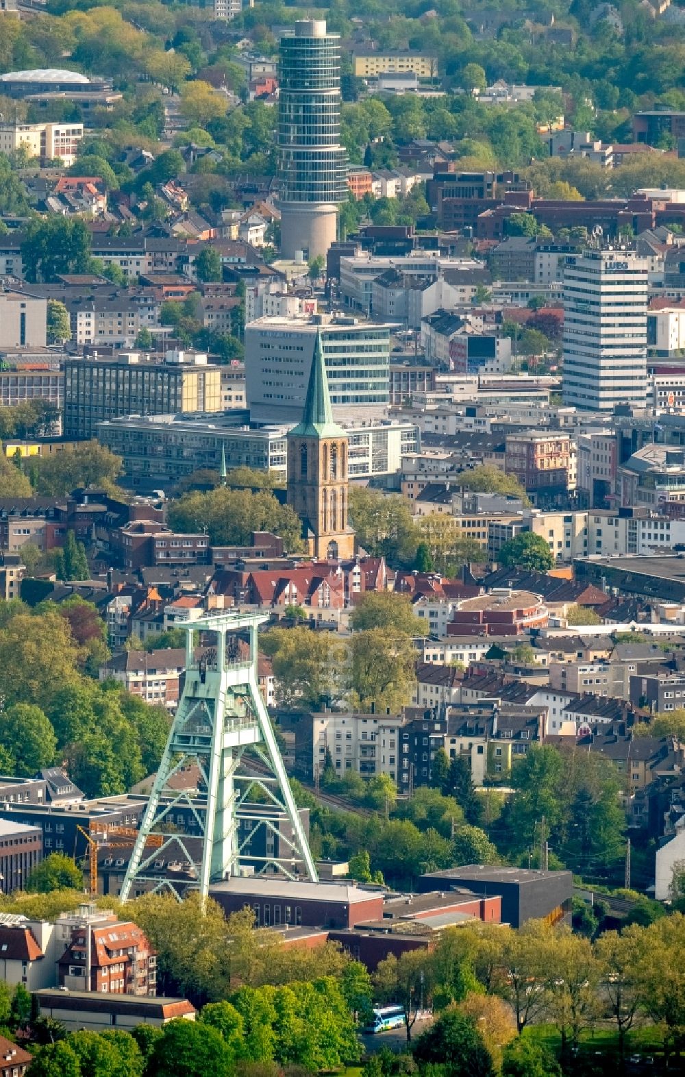 Bochum aus der Vogelperspektive: Museums- Gebäude- Ensemble und Förderturm- Wahrzeichen am Geländedes Deutsches Bergbau-Museum in Bochum im Bundesland Nordrhein-Westfalen