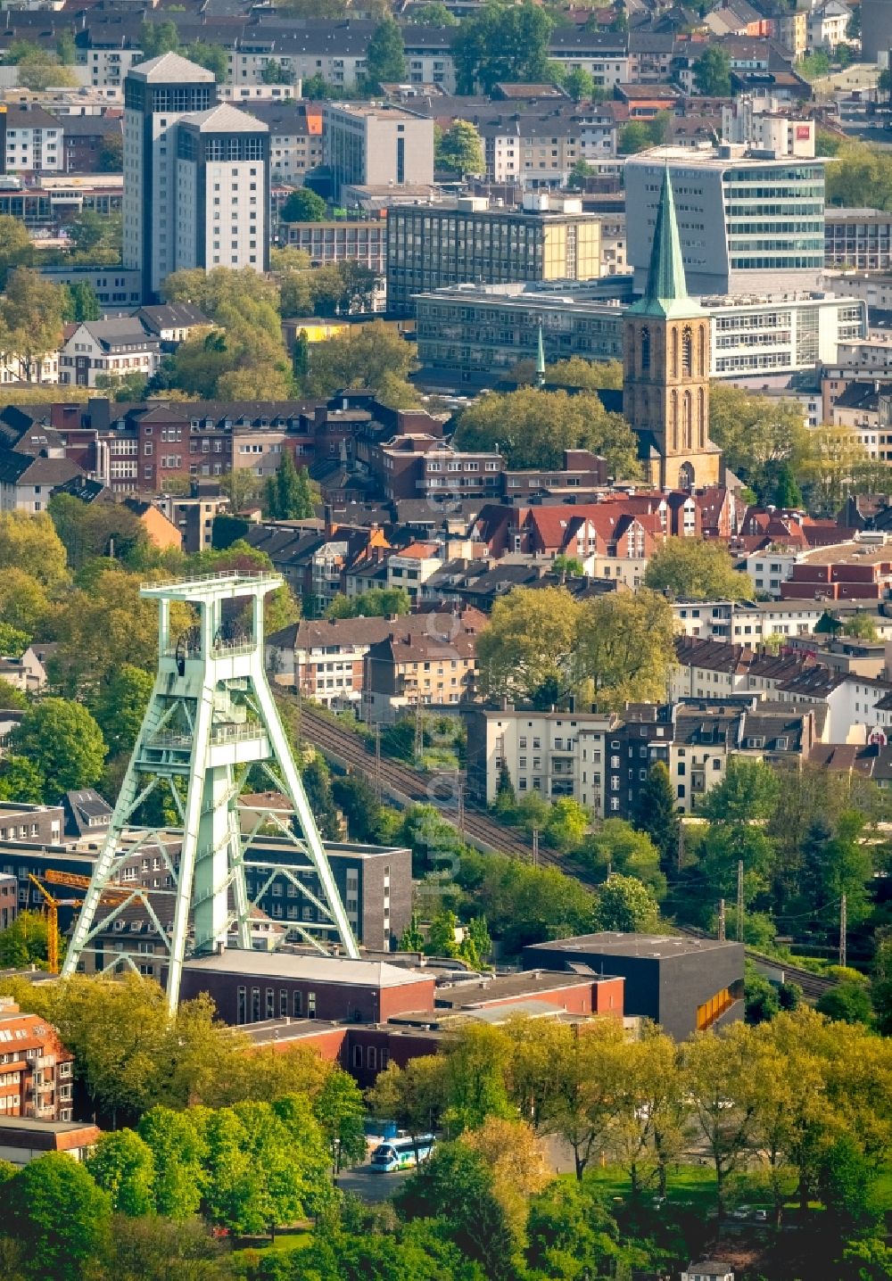 Bochum von oben - Museums- Gebäude- Ensemble und Förderturm- Wahrzeichen am Geländedes Deutsches Bergbau-Museum in Bochum im Bundesland Nordrhein-Westfalen