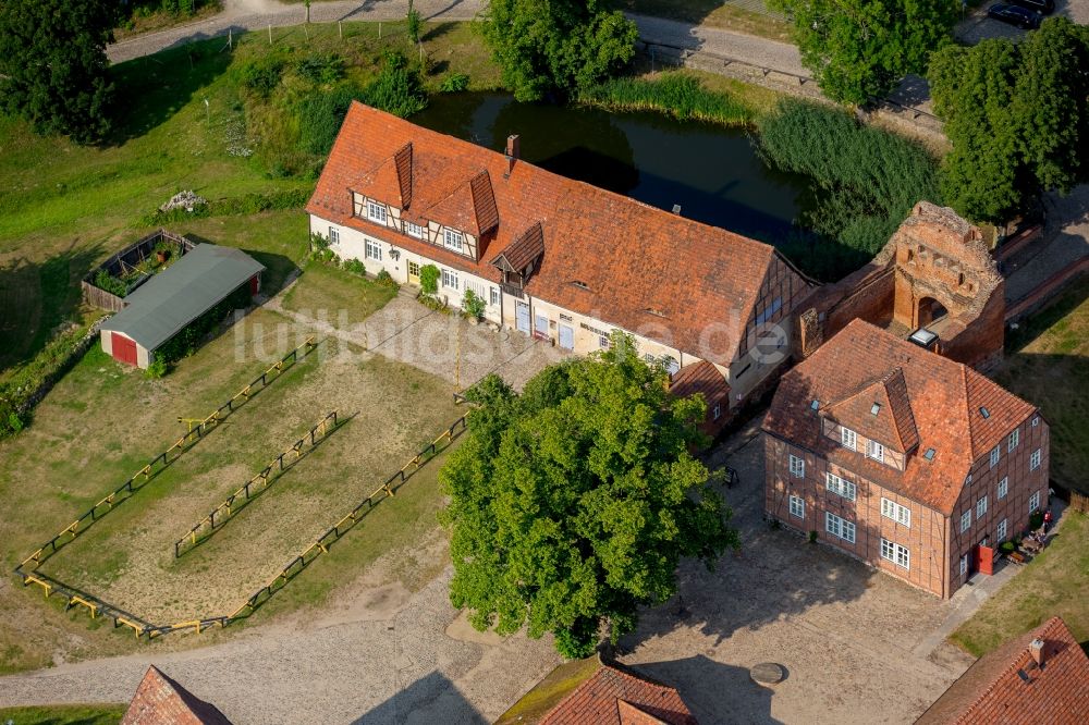 Burg Stargard von oben - Museums- Gebäude- Ensemble auf dem Gelände der Höhenburg Stargard in Burg Stargard im Bundesland Mecklenburg-Vorpommern