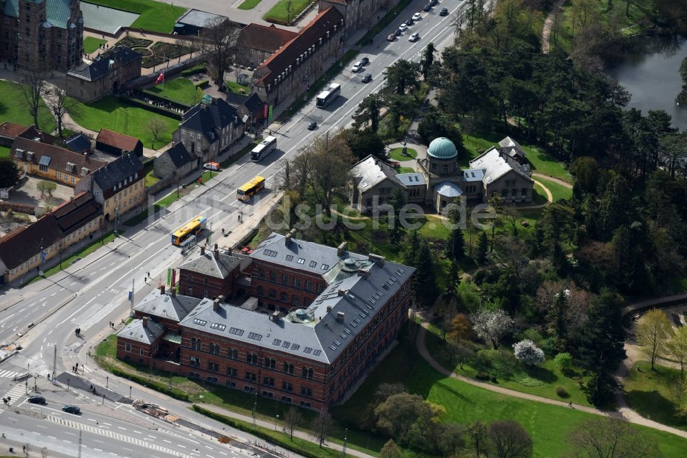 Kopenhagen aus der Vogelperspektive: Museums- Gebäude- Ensemble des Geologisk Museum am Oster Voldgade in Kopenhagen in Region Hovedstaden, Dänemark