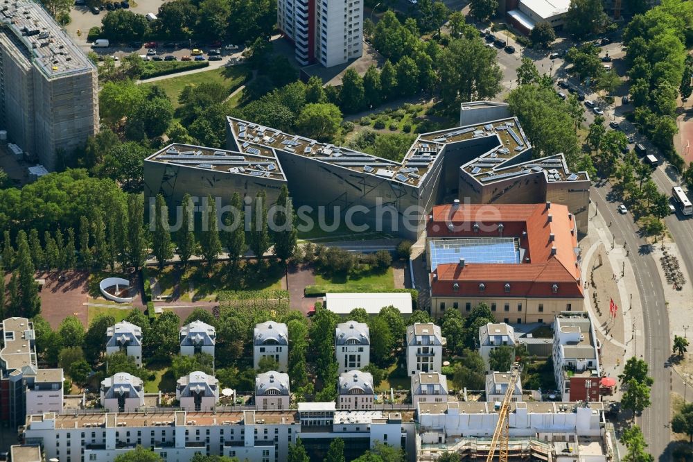 Luftaufnahme Berlin - Museums- Gebäude- Ensemble Jüdisches Museum an der Lindenstraße in Berlin