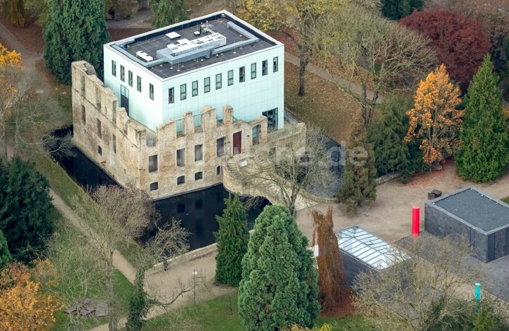 Bochum aus der Vogelperspektive: Museums- Gebäude- Ensemble KUBUS an der ehermaligen Wasserschloß- Ruine an der Nevelstraße in Bochum im Bundesland Nordrhein-Westfalen