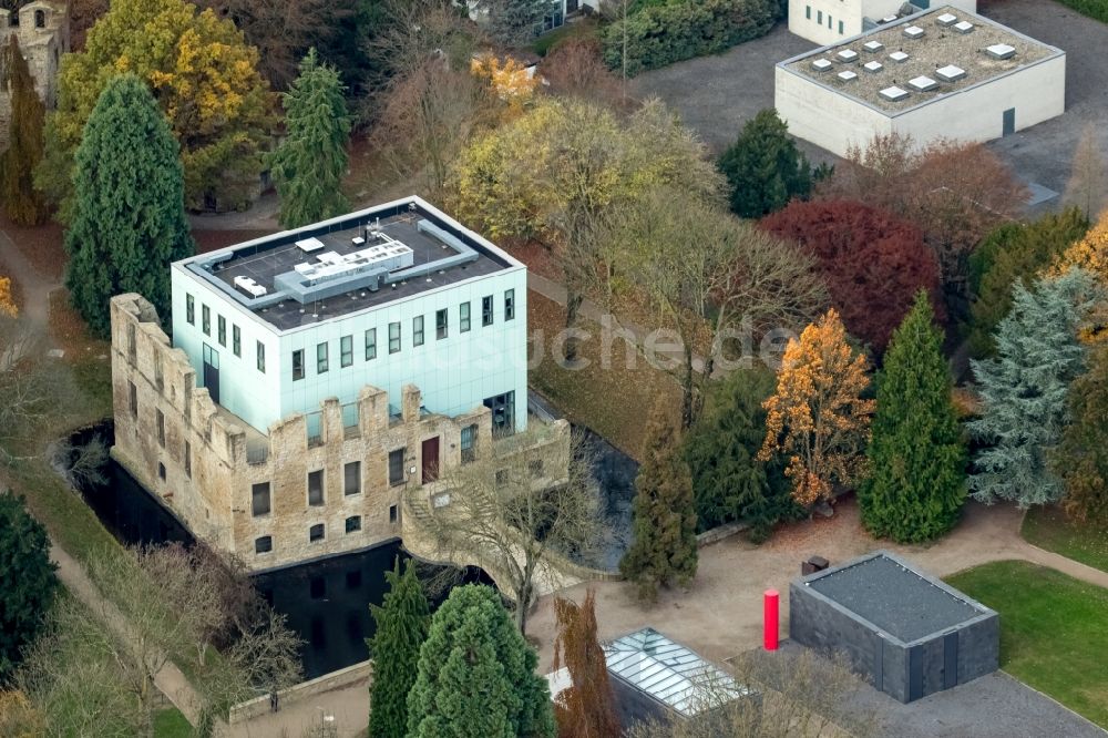 Luftaufnahme Bochum - Museums- Gebäude- Ensemble KUBUS an der ehermaligen Wasserschloß- Ruine an der Nevelstraße in Bochum im Bundesland Nordrhein-Westfalen