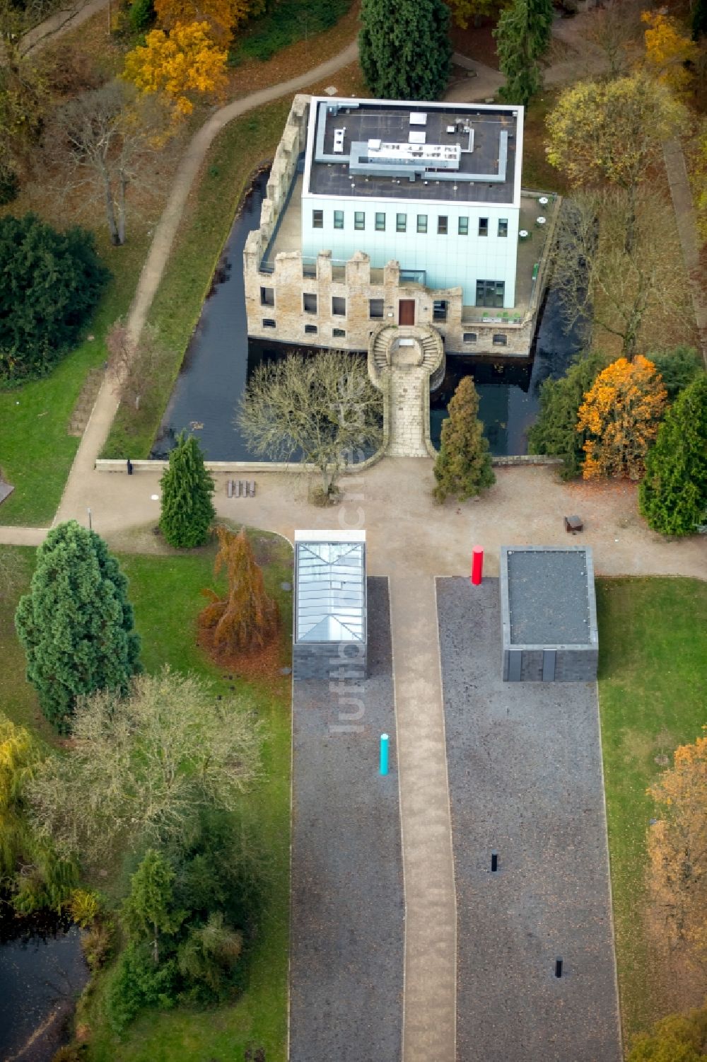 Bochum von oben - Museums- Gebäude- Ensemble KUBUS an der ehermaligen Wasserschloß- Ruine an der Nevelstraße in Bochum im Bundesland Nordrhein-Westfalen