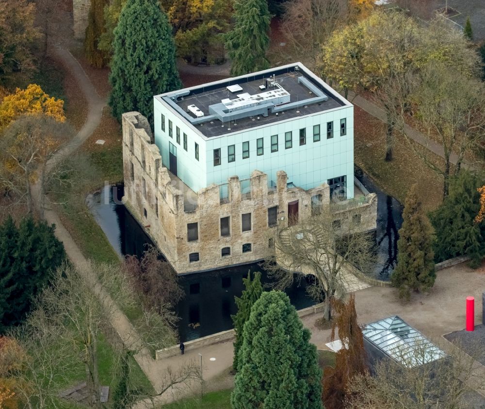 Bochum aus der Vogelperspektive: Museums- Gebäude- Ensemble KUBUS an der ehermaligen Wasserschloß- Ruine an der Nevelstraße in Bochum im Bundesland Nordrhein-Westfalen