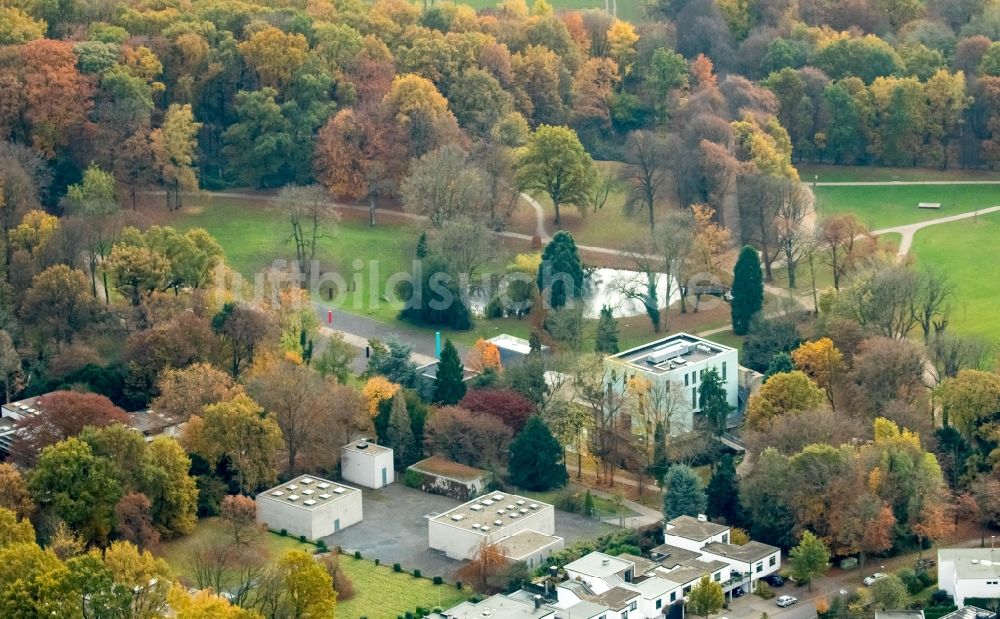 Luftaufnahme Bochum - Museums- Gebäude- Ensemble KUBUS an der ehermaligen Wasserschloß- Ruine an der Nevelstraße in Bochum im Bundesland Nordrhein-Westfalen