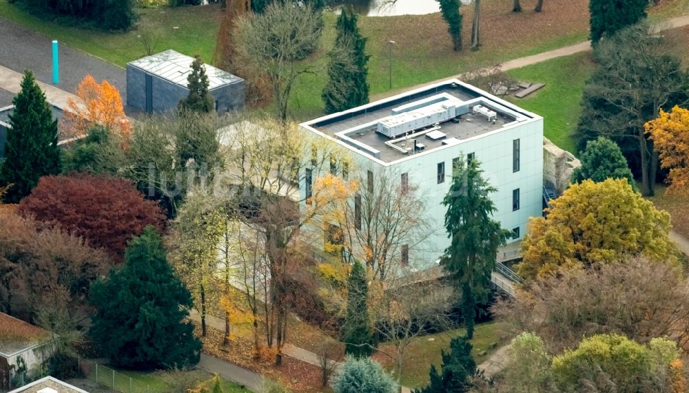 Bochum aus der Vogelperspektive: Museums- Gebäude- Ensemble KUBUS an der ehermaligen Wasserschloß- Ruine an der Nevelstraße in Bochum im Bundesland Nordrhein-Westfalen