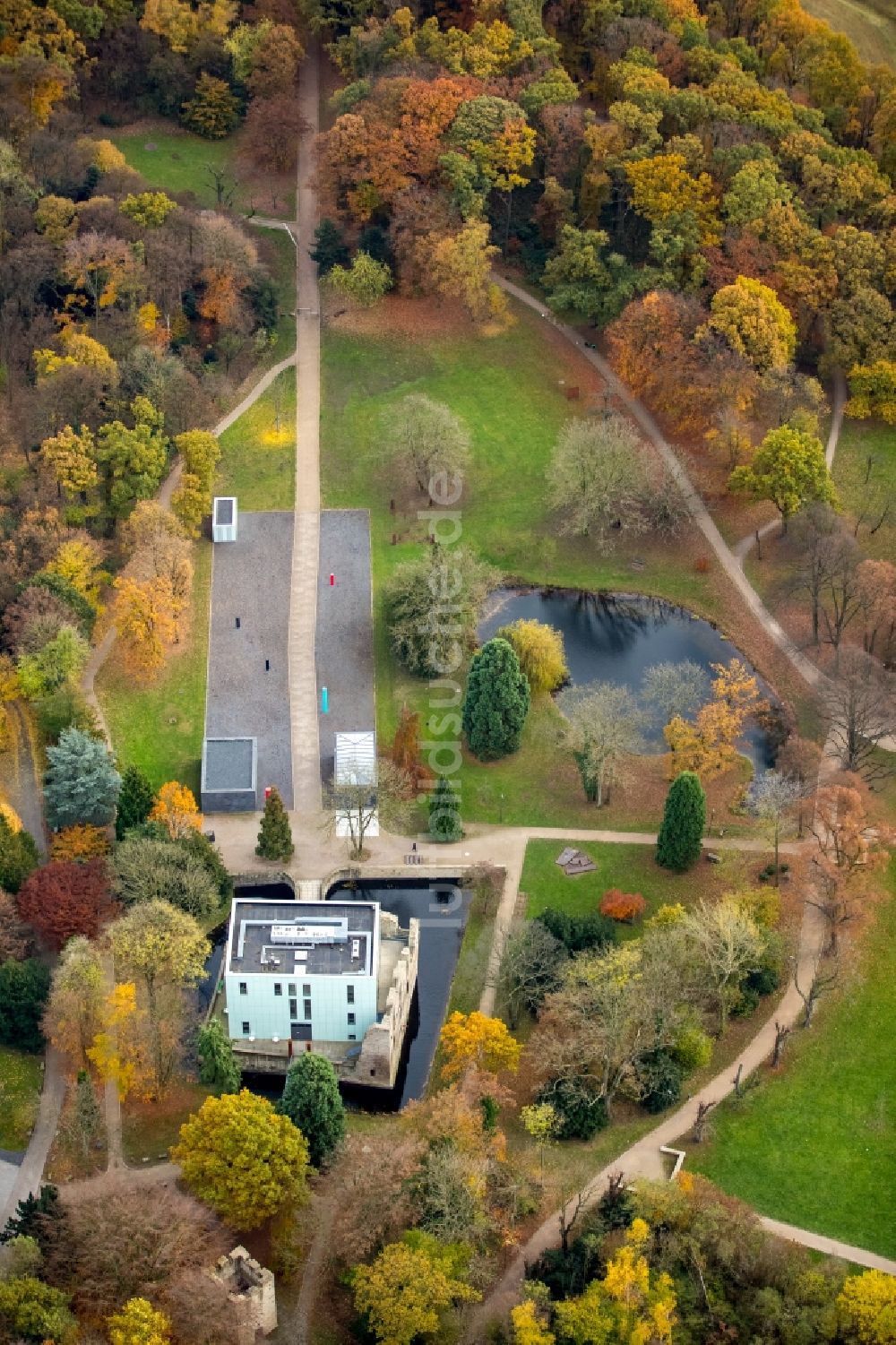 Luftbild Bochum - Museums- Gebäude- Ensemble KUBUS an der ehermaligen Wasserschloß- Ruine an der Nevelstraße in Bochum im Bundesland Nordrhein-Westfalen