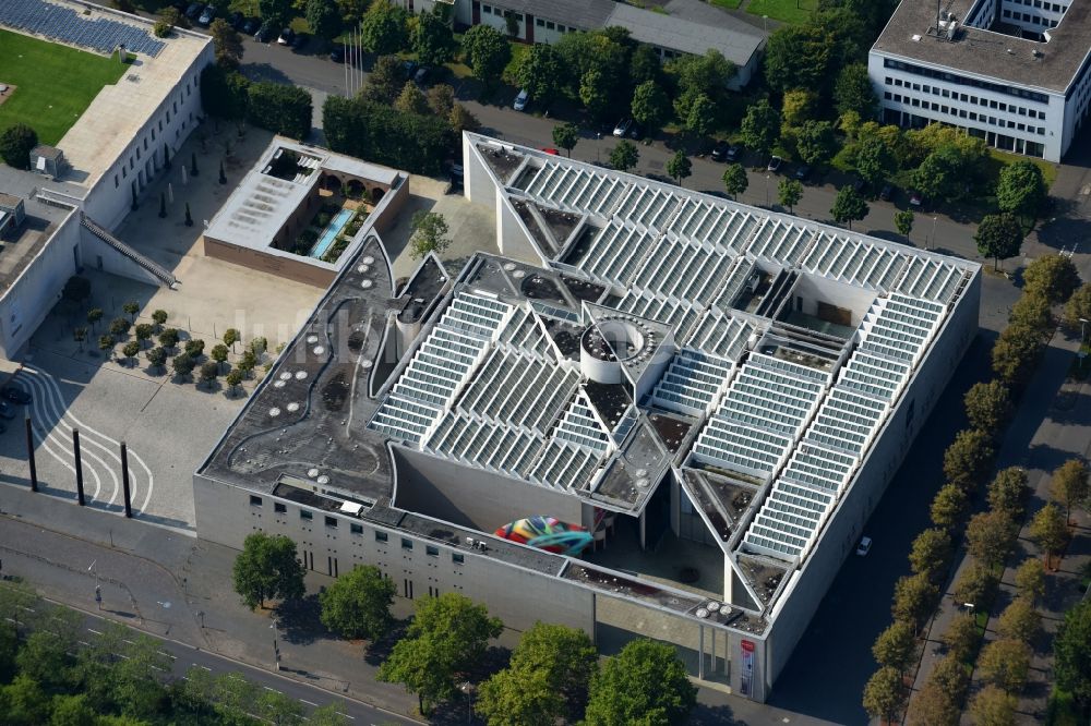 Bonn aus der Vogelperspektive: Museums- Gebäude- Ensemble des Kunstmuseum Bonn an der Friedrich-Ebert-Allee in Bonn im Bundesland Nordrhein-Westfalen, Deutschland