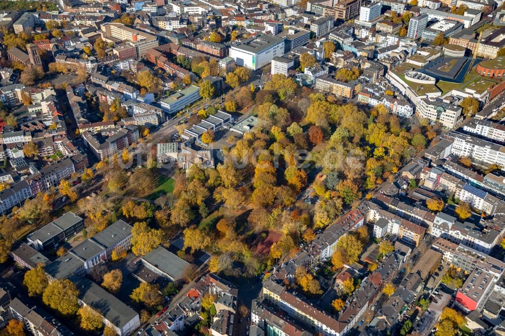 Luftaufnahme Duisburg - Museums- Gebäude- Ensemble Lehmbruck Museum im herbstlichen Immanuel-Kant-Park in Duisburg im Bundesland Nordrhein-Westfalen