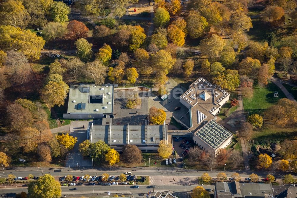 Duisburg von oben - Museums- Gebäude- Ensemble Lehmbruck Museum im herbstlichen Immanuel-Kant-Park in Duisburg im Bundesland Nordrhein-Westfalen