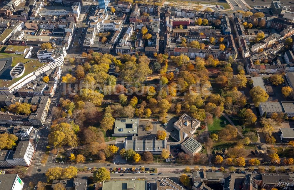 Duisburg aus der Vogelperspektive: Museums- Gebäude- Ensemble Lehmbruck Museum im herbstlichen Immanuel-Kant-Park in Duisburg im Bundesland Nordrhein-Westfalen