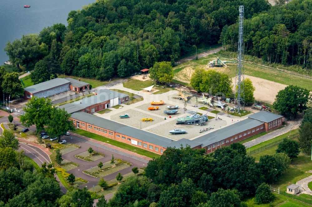 Luftaufnahme Rechlin - Museums- Gebäude- Ensemble Luftfahrttechnisches Museum Rechlin mit Aussenausstellungsfläche in Rechlin im Bundesland Mecklenburg-Vorpommern