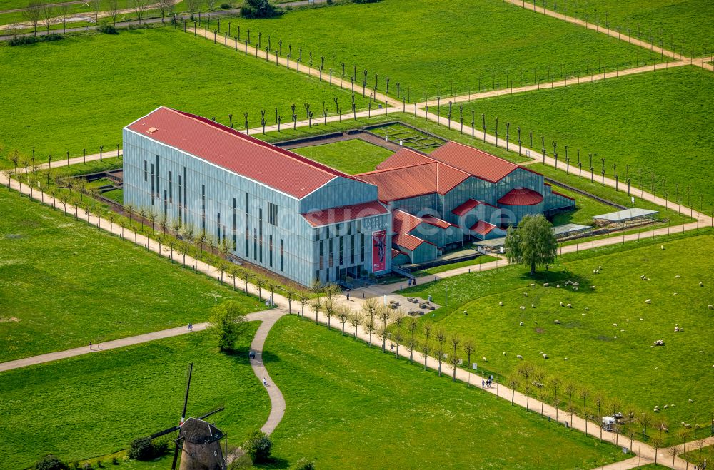 Luftaufnahme Xanten - Museums- Gebäude- Ensemble des LVR-Römermuseums mit dem Archäologischer Park Xanten in Xanten im Bundesland Nordrhein-Westfalen, Deutschland