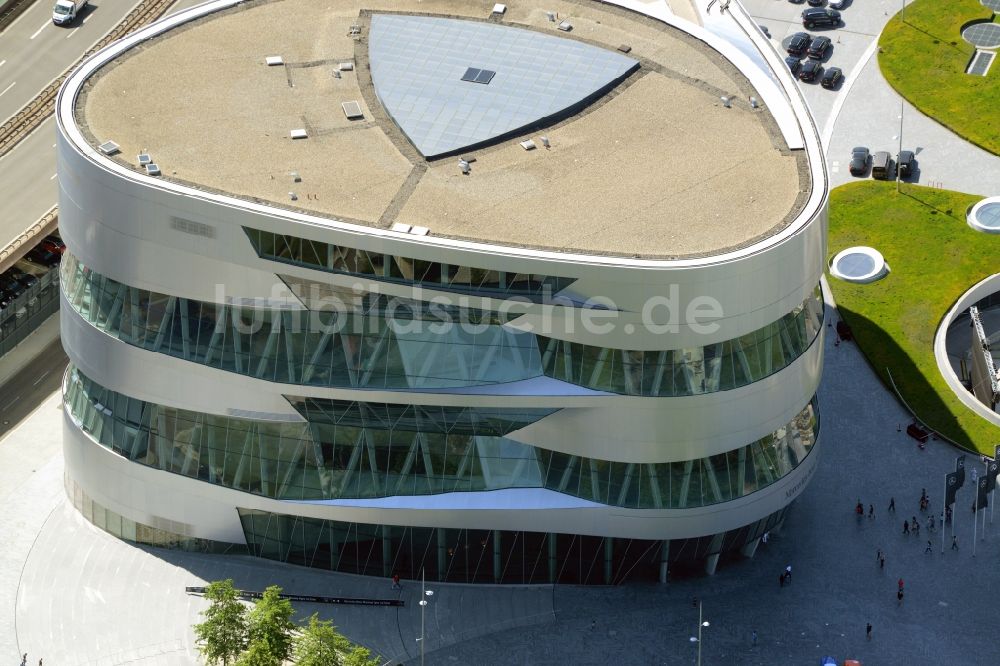 Stuttgart aus der Vogelperspektive: Museums- Gebäude- Ensemble Mercedes-Benz Museum an der Mercedesstraße in Stuttgart im Bundesland Baden-Württemberg