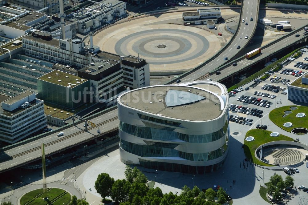 Stuttgart von oben - Museums- Gebäude- Ensemble Mercedes-Benz Museum an der Mercedesstraße in Stuttgart im Bundesland Baden-Württemberg