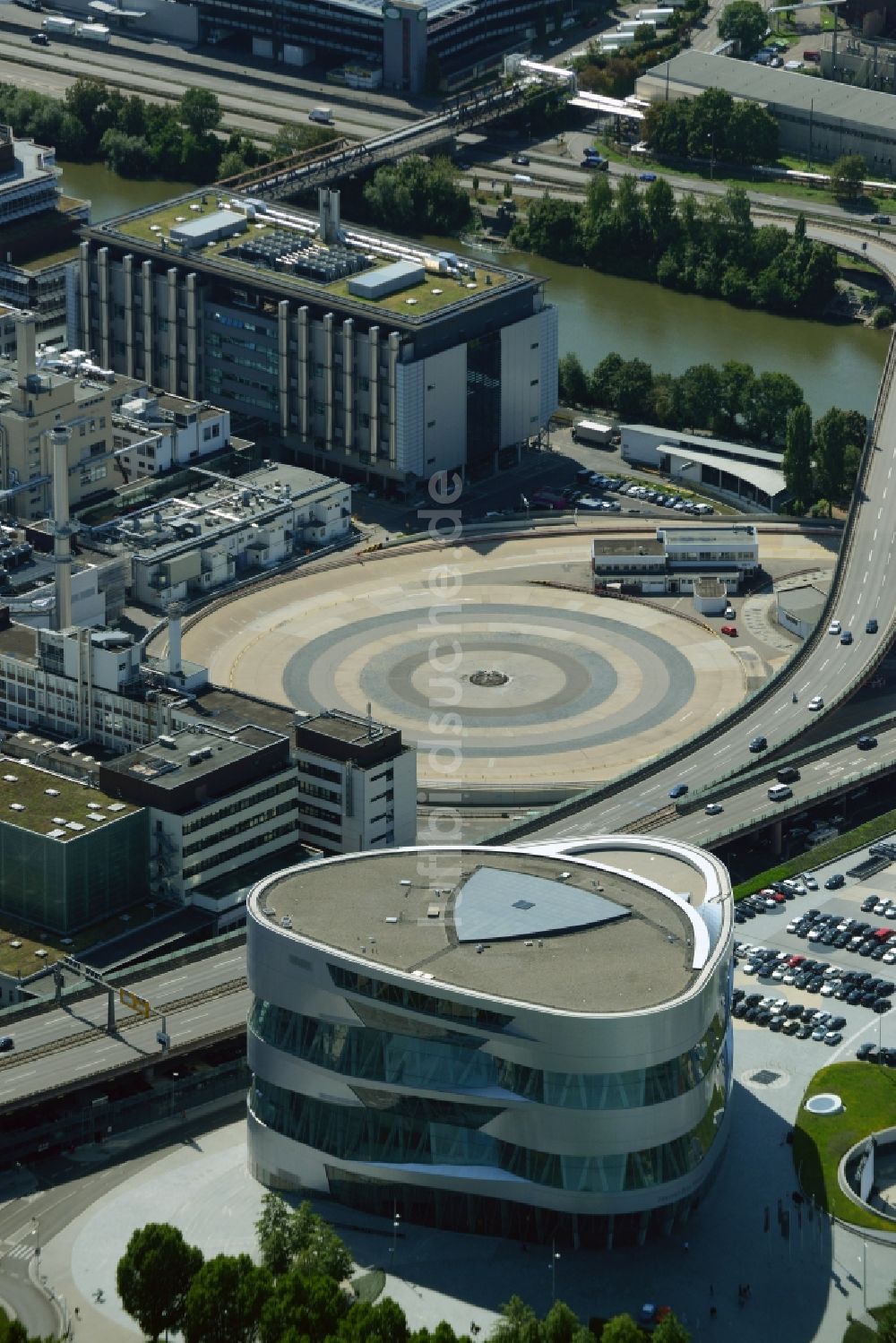 Stuttgart aus der Vogelperspektive: Museums- Gebäude- Ensemble Mercedes-Benz Museum an der Mercedesstraße in Stuttgart im Bundesland Baden-Württemberg