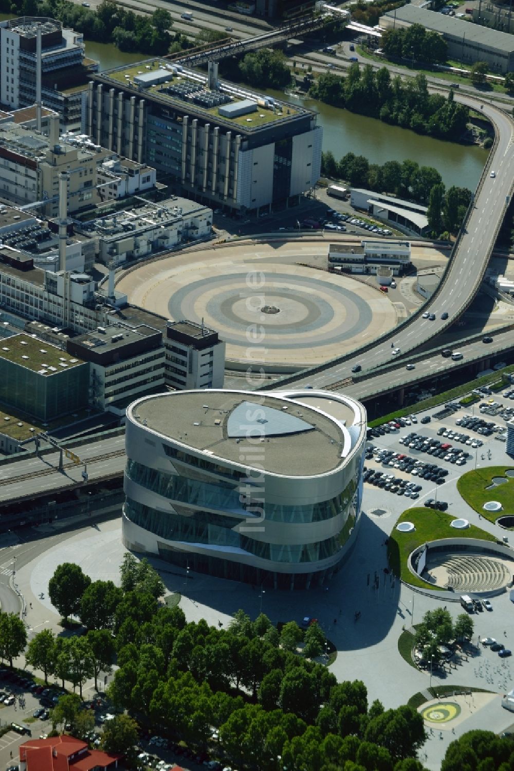 Luftbild Stuttgart - Museums- Gebäude- Ensemble Mercedes-Benz Museum an der Mercedesstraße in Stuttgart im Bundesland Baden-Württemberg