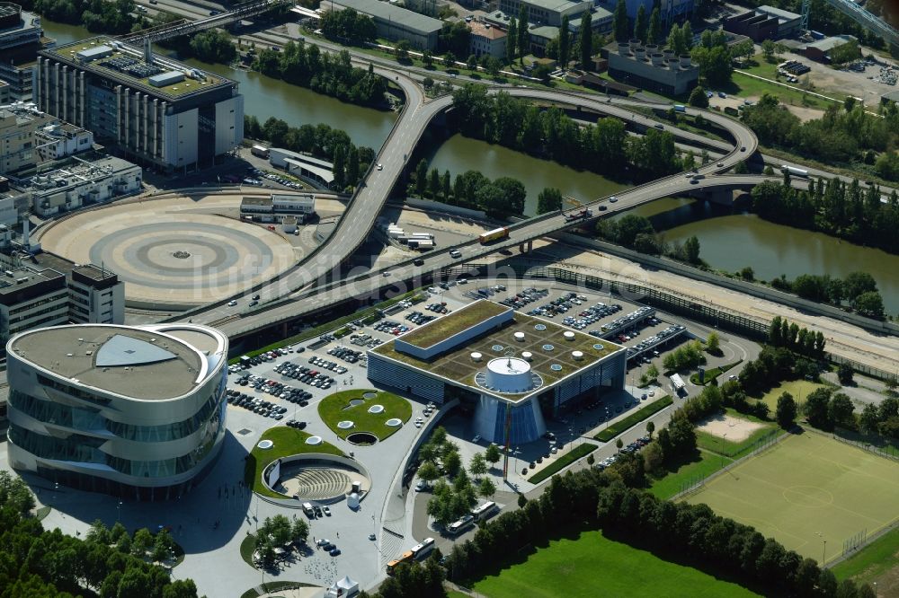 Luftaufnahme Stuttgart - Museums- Gebäude- Ensemble Mercedes-Benz Museum an der Mercedesstraße in Stuttgart im Bundesland Baden-Württemberg