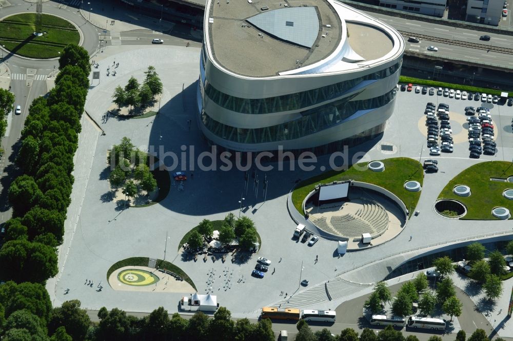 Stuttgart von oben - Museums- Gebäude- Ensemble Mercedes-Benz Museum an der Mercedesstraße in Stuttgart im Bundesland Baden-Württemberg