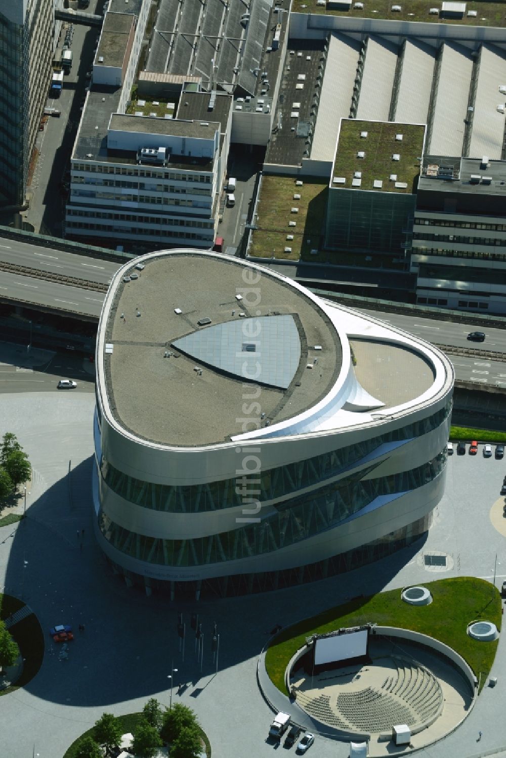 Stuttgart aus der Vogelperspektive: Museums- Gebäude- Ensemble Mercedes-Benz Museum an der Mercedesstraße in Stuttgart im Bundesland Baden-Württemberg