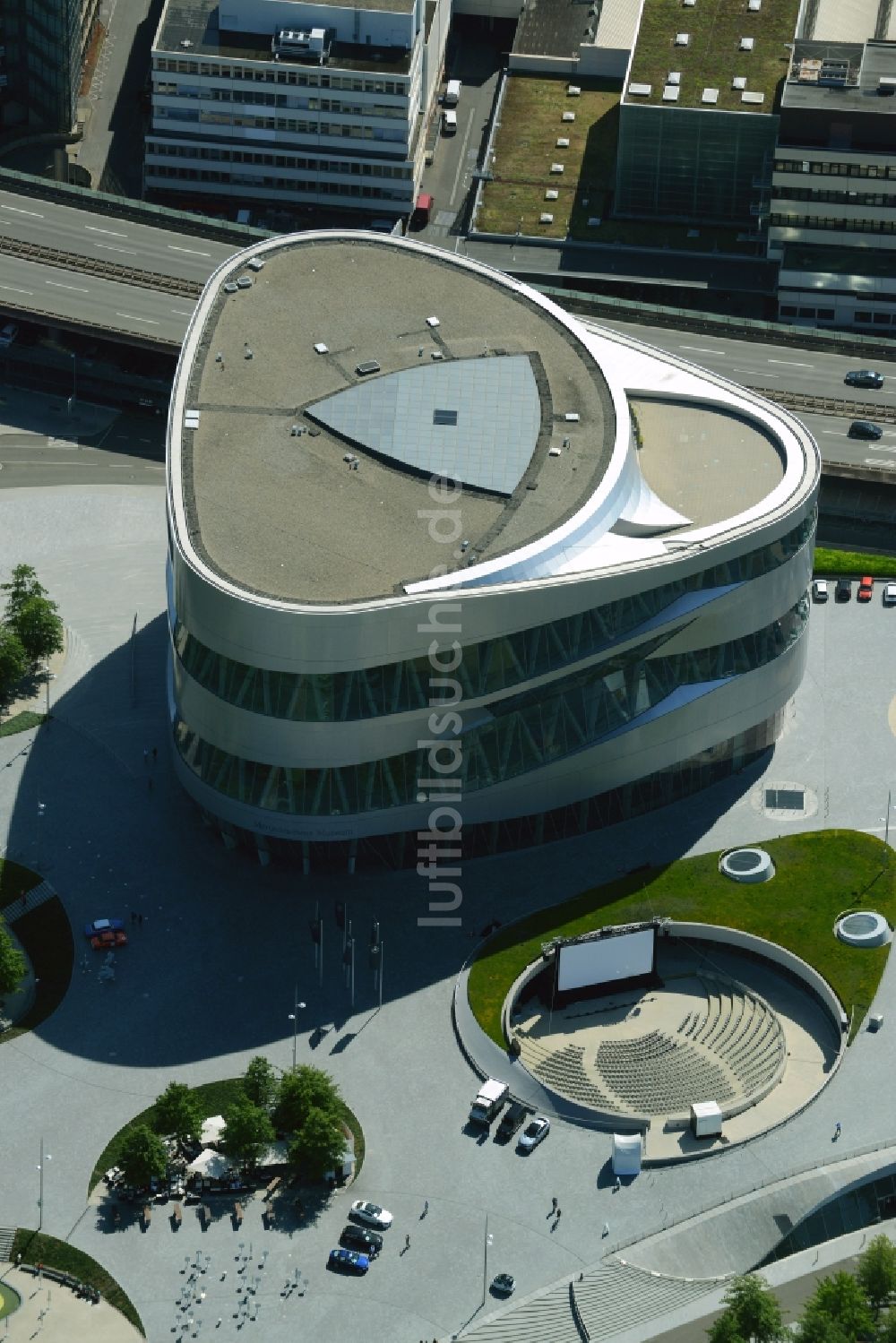 Luftaufnahme Stuttgart - Museums- Gebäude- Ensemble Mercedes-Benz Museum an der Mercedesstraße in Stuttgart im Bundesland Baden-Württemberg