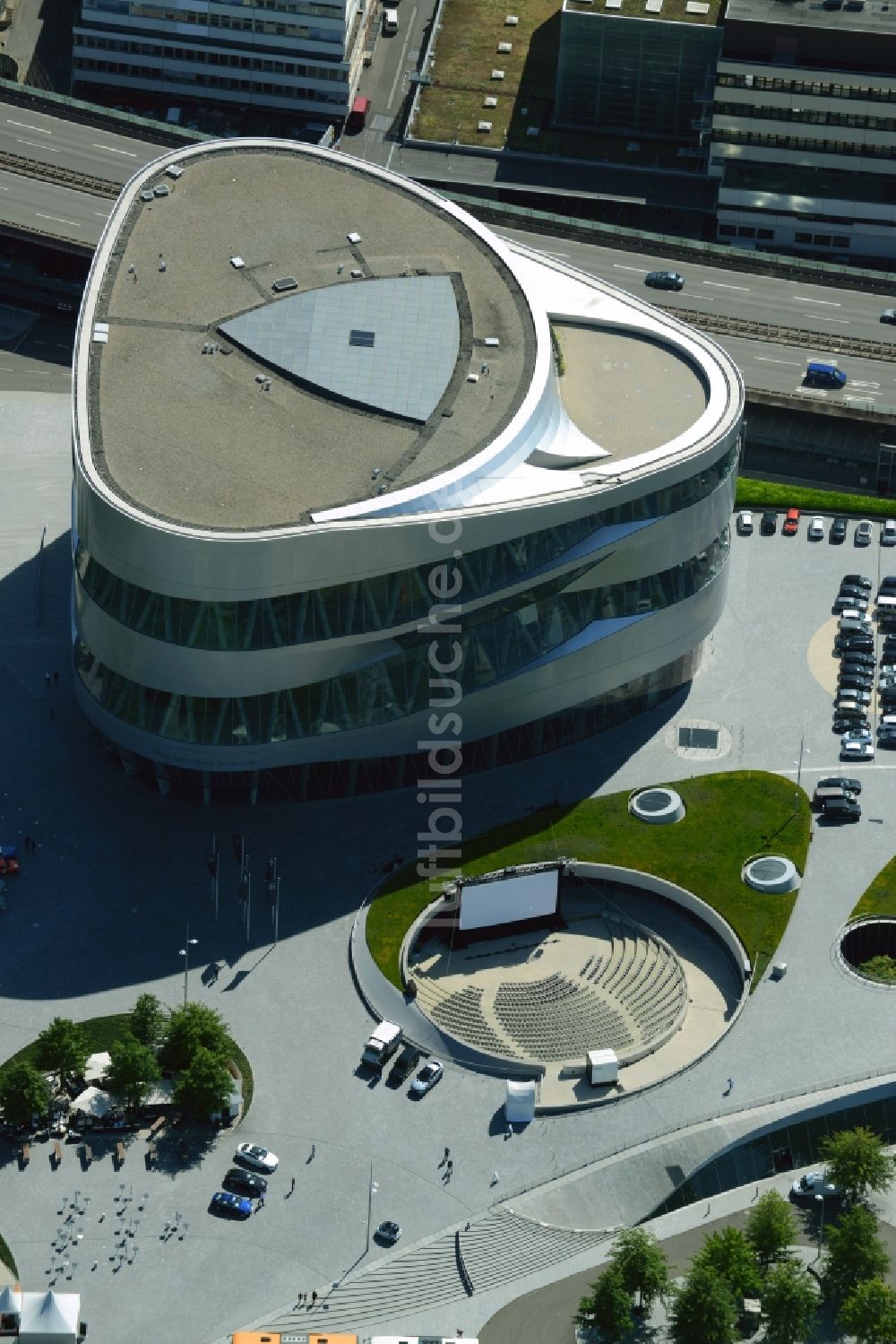 Stuttgart von oben - Museums- Gebäude- Ensemble Mercedes-Benz Museum an der Mercedesstraße in Stuttgart im Bundesland Baden-Württemberg