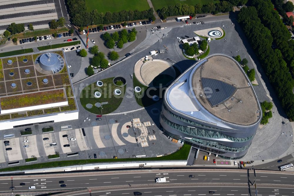 Stuttgart aus der Vogelperspektive: Museums- Gebäude- Ensemble Mercedes-Benz Museum in Untertürkheim in Stuttgart im Bundesland Baden-Württemberg, Deutschland