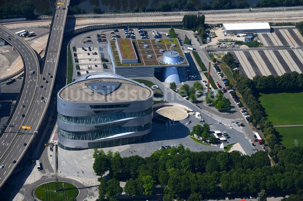 Stuttgart aus der Vogelperspektive: Museums- Gebäude- Ensemble Mercedes-Benz Museum in Untertürkheim in Stuttgart im Bundesland Baden-Württemberg, Deutschland