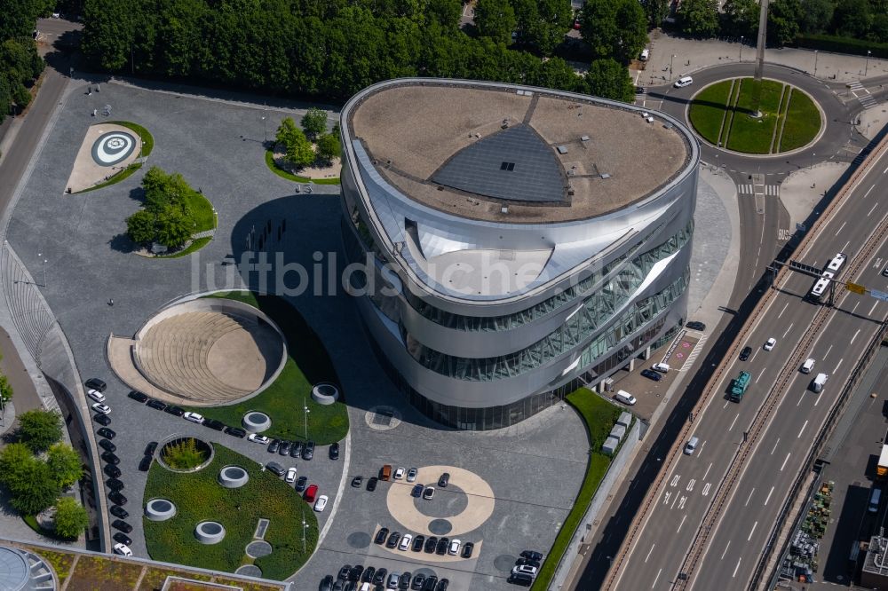 Stuttgart aus der Vogelperspektive: Museums- Gebäude- Ensemble Mercedes-Benz Museum in Untertürkheim in Stuttgart im Bundesland Baden-Württemberg, Deutschland