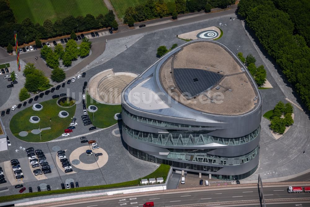 Luftaufnahme Stuttgart - Museums- Gebäude- Ensemble Mercedes-Benz Museum in Untertürkheim in Stuttgart im Bundesland Baden-Württemberg, Deutschland