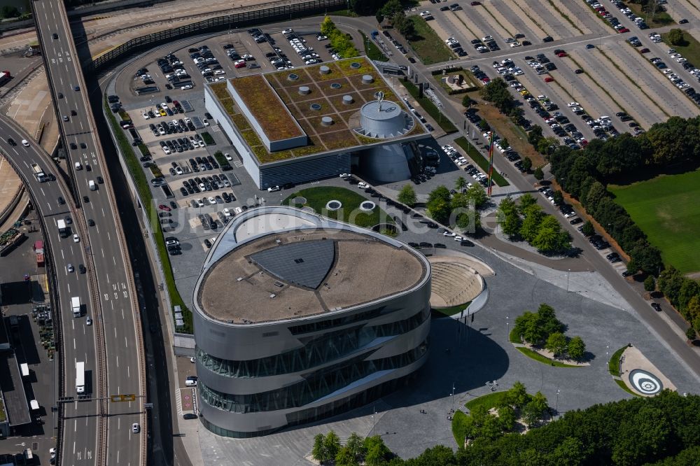 Stuttgart aus der Vogelperspektive: Museums- Gebäude- Ensemble Mercedes-Benz Museum in Untertürkheim in Stuttgart im Bundesland Baden-Württemberg, Deutschland