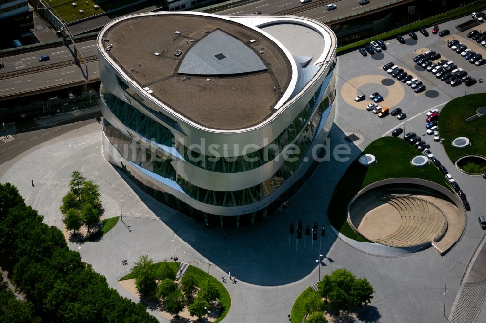 Luftaufnahme Stuttgart - Museums- Gebäude- Ensemble Mercedes-Benz Museum in Untertürkheim in Stuttgart im Bundesland Baden-Württemberg, Deutschland