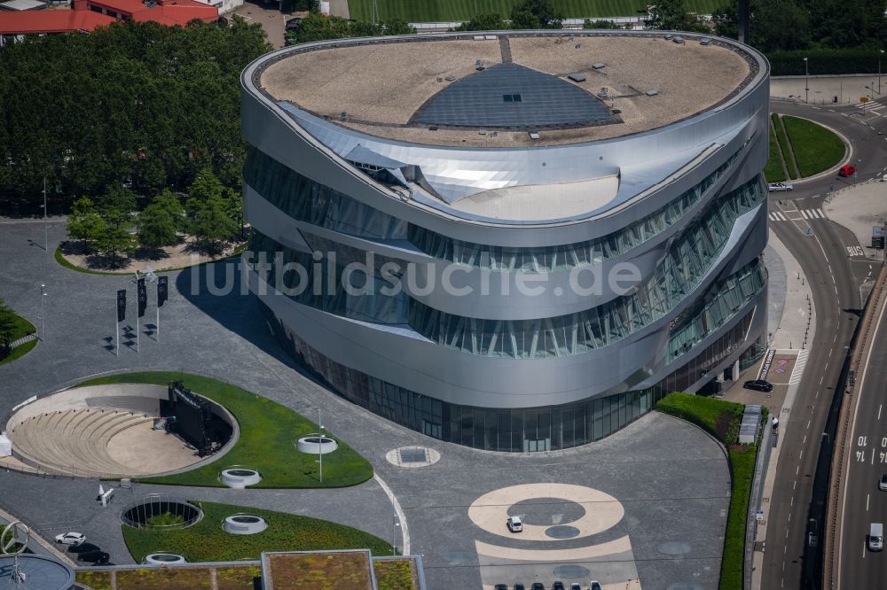 Stuttgart aus der Vogelperspektive: Museums- Gebäude- Ensemble Mercedes-Benz Museum in Untertürkheim in Stuttgart im Bundesland Baden-Württemberg, Deutschland