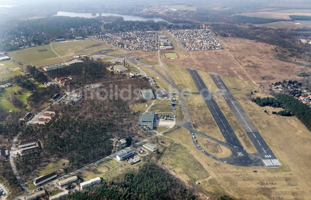 Berlin von oben - Museums- Gebäude- Ensemble Militärhistorisches Museum der Bundeswehr Am Flugplatz Gatow im Ortsteil Bezirk Spandau in Berlin