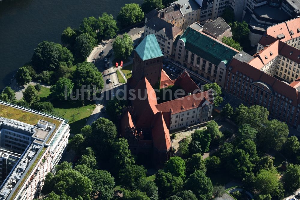 Berlin von oben - Museums- Gebäude- Ensemble Märkisches Museum Am Köllnischen Park in Berlin