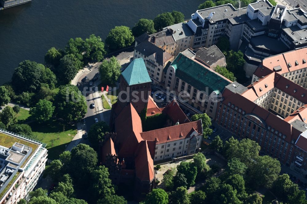 Berlin aus der Vogelperspektive: Museums- Gebäude- Ensemble Märkisches Museum Am Köllnischen Park in Berlin