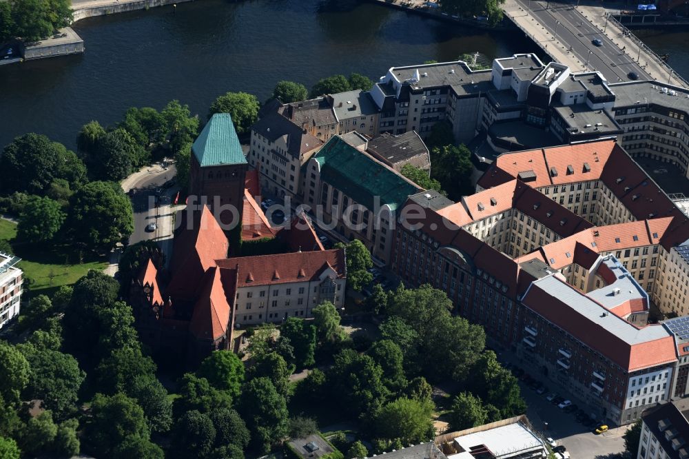 Berlin aus der Vogelperspektive: Museums- Gebäude- Ensemble Märkisches Museum Am Köllnischen Park in Berlin