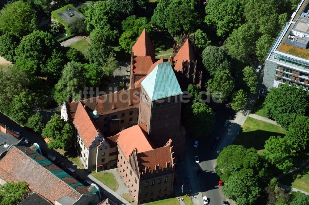 Berlin aus der Vogelperspektive: Museums- Gebäude- Ensemble Märkisches Museum Am Köllnischen Park im Ortsteil Mitte in Berlin, Deutschland