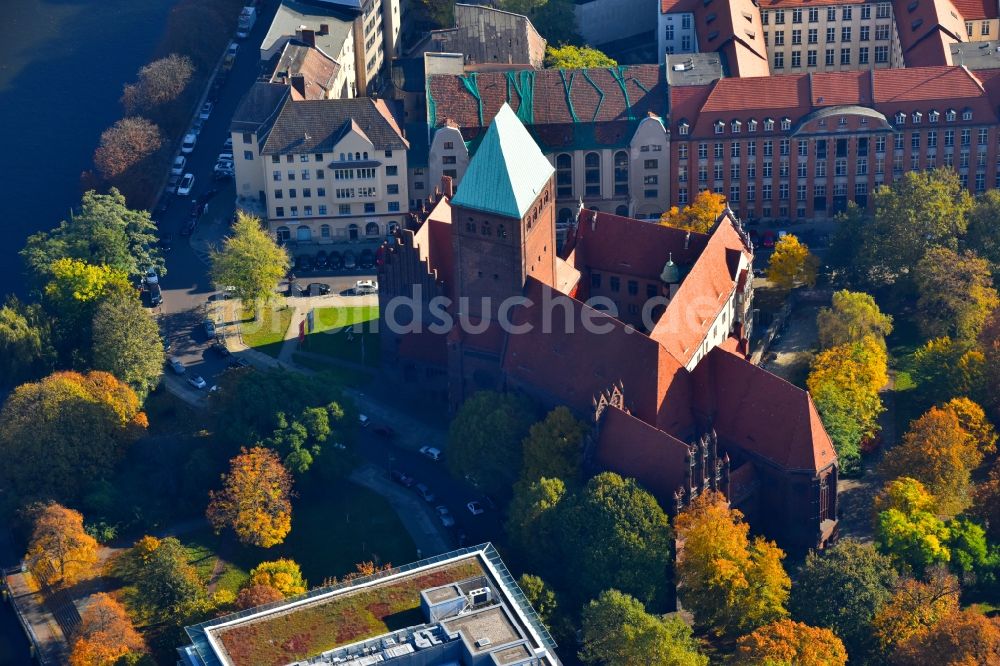 Berlin aus der Vogelperspektive: Museums- Gebäude- Ensemble Märkisches Museum Am Köllnischen Park im Ortsteil Mitte in Berlin, Deutschland