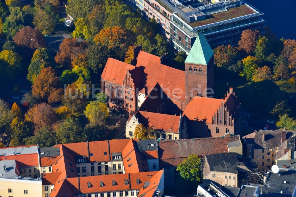 Berlin von oben - Museums- Gebäude- Ensemble Märkisches Museum Am Köllnischen Park im Ortsteil Mitte in Berlin, Deutschland