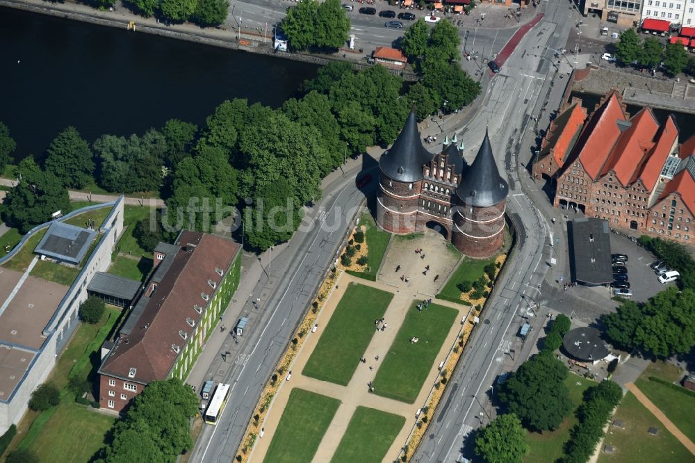 Luftbild Lübeck - Museums- Gebäude- Ensemble Museum Holstentor in Lübeck im Bundesland Schleswig-Holstein