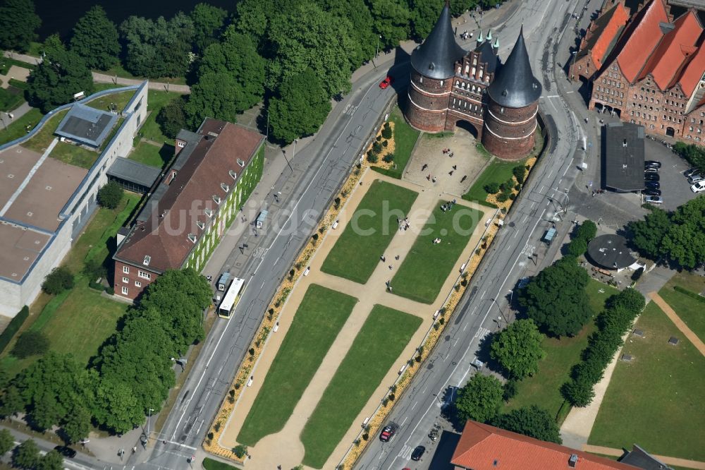 Luftaufnahme Lübeck - Museums- Gebäude- Ensemble Museum Holstentor in Lübeck im Bundesland Schleswig-Holstein