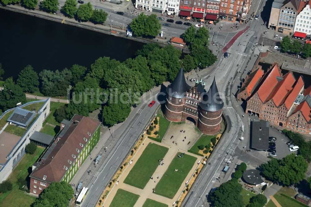 Lübeck von oben - Museums- Gebäude- Ensemble Museum Holstentor in Lübeck im Bundesland Schleswig-Holstein