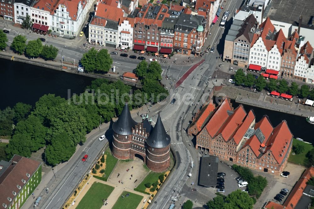 Lübeck aus der Vogelperspektive: Museums- Gebäude- Ensemble Museum Holstentor in Lübeck im Bundesland Schleswig-Holstein