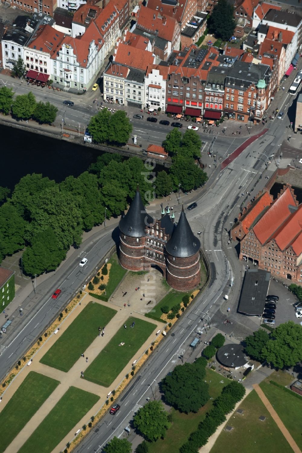 Luftbild Lübeck - Museums- Gebäude- Ensemble Museum Holstentor in Lübeck im Bundesland Schleswig-Holstein