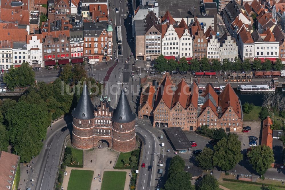 Lübeck aus der Vogelperspektive: Museums- Gebäude- Ensemble Museum Holstentor in Lübeck im Bundesland Schleswig-Holstein, Deutschland