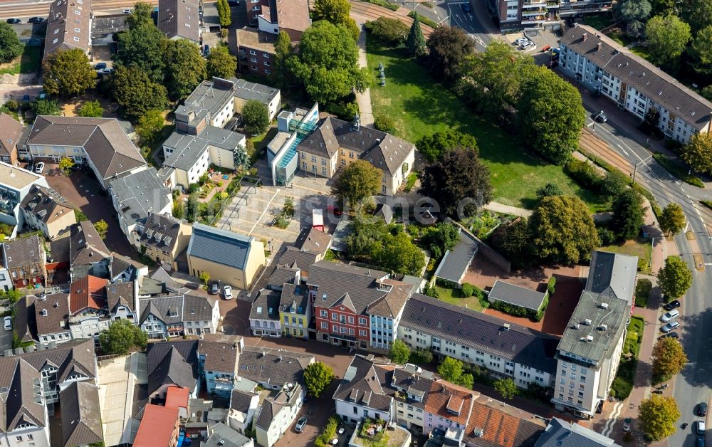 Dinslaken aus der Vogelperspektive: Museums- Gebäude- Ensemble des Museum Voswinckelshof am Elmar-Sierp-Platz in Dinslaken im Bundesland Nordrhein-Westfalen, Deutschland