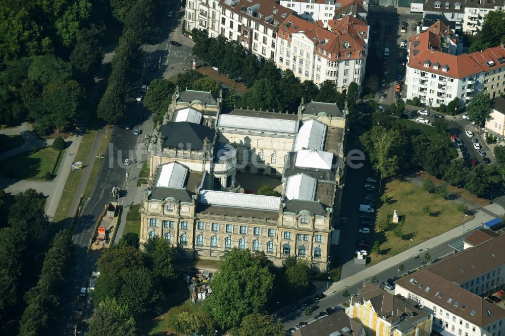 Hannover von oben - Museums- Gebäude- Ensemble Niedersächsisches Landesmuseum an der Willy-Brandt-Allee in Hannover im Bundesland Niedersachsen