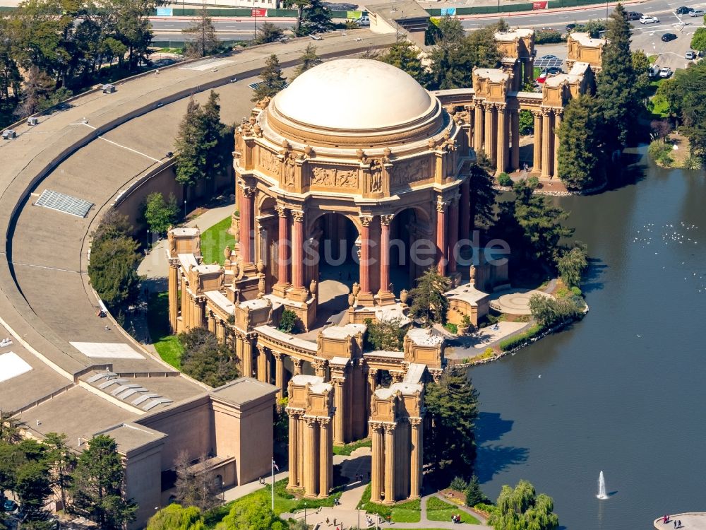 San Francisco von oben - Museums- Gebäude- Ensemble Palace of Fine Arts Theatre 3301 Lyon St in San Francisco in USA